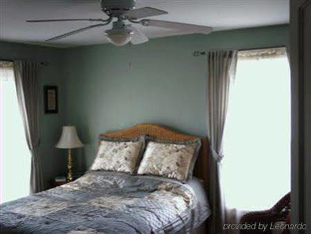 Four Creeks Bed & Breakfast Girard Pokoj fotografie